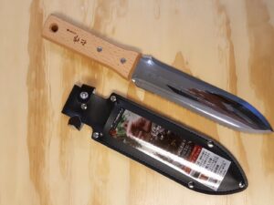 Japanese garden knife for planting bulbs